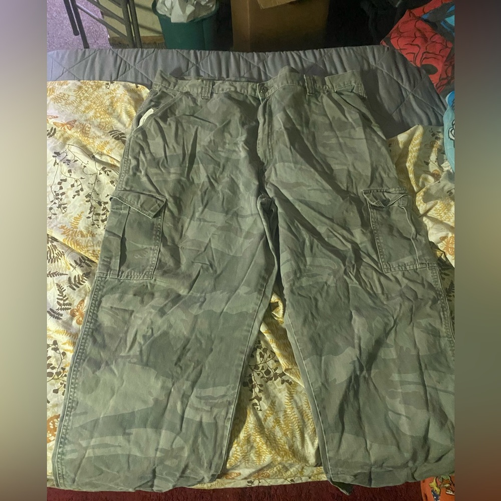 2 Pairs of Men’s Wrangler Camouflage Cargo Pants in Olive Green 42X32